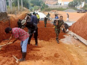 Personel dan Masyarakat Kavling Seraya Ciptakan Rasa Kebersamaan di Kegiatan TMMD ke-116 Batam