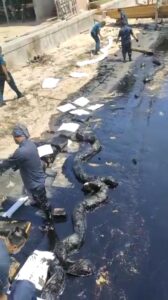 Limbah Hitam Sepanjang 1.5 KM Cemari Pantai Nongsa, KSOP Turunkan Absorbent Boom