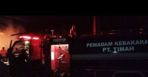 Sigap, Damkar PT Timah Tbk Bantu Warga Padamkan Kebakaran di Pabrik Pengolahan Gambir