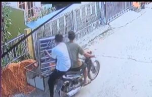Terekam Cctv ,Pemulung Curi  Pagar Rumah Warga Di   Tiban Koperasi