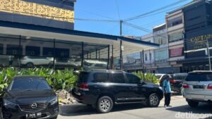 Ruko Makan Badan Jalan dan Tutupi Saluran Air, Pak RT dan Pemilik Usaha Adu Mulut