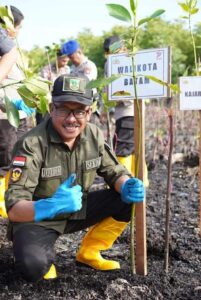 Hari Bhayangkara, Jefridin Ikut Tanam Ribuan Bakau Serentak di Setokok