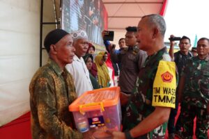 Hari Lansia Nasional, Ketua Tim Wasev TMMD ke-116 Berikan Bantuan Kepada Warga Kavling Seraya