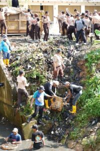 Jefridin Angkat Timbunan Sampah yang Sumbat Drainase agar SMPN 28 Bebas Banjir
