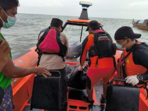 Polsek Moro Bersama Basarnas serta Nelayan, Berhasil Evakuasi Jenazah Nelayan Diperairan Durai
