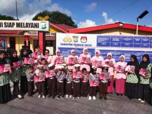 Ketua Cabang Bhayangkari Barelang Bagikan Brosur Penerimaan Anak Didik di TK Kemala Bhayangkari BLP