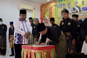 Aunur Rafiq Kukuhkan Pengurus Perkumpulan Seni Pencak Silat Pangean Laman Anak Berempat di Kundur