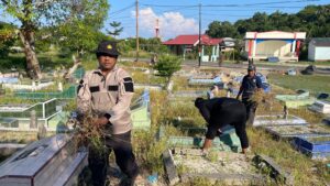Sambut HUT Bhayangkara ke 77 Polsek belakang Padang  Bersihkan  pemakaman umum