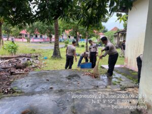 Sambut Hari Raya Idul Adha, Personil Polsek Belakang Padang Laksanakan Goro di Mushola Al- Falaah