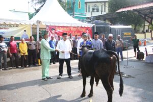 Kapolresta Barelang Laksanakan Shalat Idul Adha 1444 H / 2023 M dan Pemotongan Hewan Qurban di Polresta Barelang