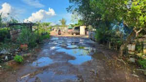 Pemerintahan Terus Berganti, Jalan Tanah Merah Rusak Parah Tidak Kunjung Diperbaiki