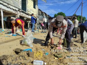 Peduli Lingkungan, Polsek Belakangpadang dan Masyarakat Bersihkan Sampah Bersama-sama