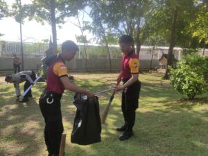 Jelang HUT RI ke 78, Polresta Barelang Bersihkan Miniatur Rumah Adat di Bengkong