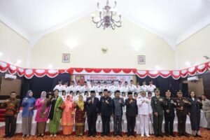 Bupati Karimun Dr. H Aunur Rafiq Mengukuhkan Paskibraka Upacara 17 Agustus