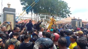 Demo Ribuan Masyarakat Melayu se-Kepri Padati Kantor BP Batam, Rudi Disebut Tak Punya Hati