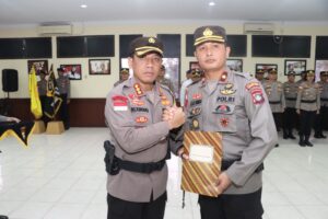 Kapolsek Sekupang Terima Pin Emas dan Penghargaan Kapolri