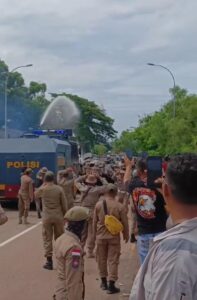 Keributan Warga Rempang Galang & Aparat Kepolisian Kian Memanas, Beberapa Orang Diduga Provokator Diamankan