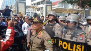 12 Polisi Terluka Dalam Pengamanan Demo di BP Batam, Kapolresta: Tolong Bubar! Anggota Saya Terluka