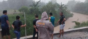 Bocah 2 Tahun Hanyut di Sungai Tiban, Saat ini Masih Dalam Pencarian