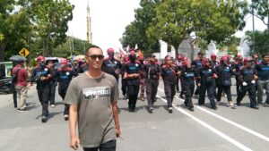 Ratusan Buruh Gelar Unjuk Rasa di Kantor Wali Kota Batam, Berikut 7 tuntutannya.