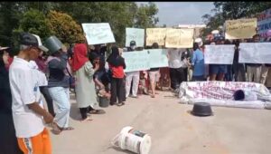 6 Bulan Tidak Di Aliri Air, Warga Perumahan Cipta Grand Mansion Gelar   Aksi Damai Bawa Keranda Mayat Di Depan Kantor Developer