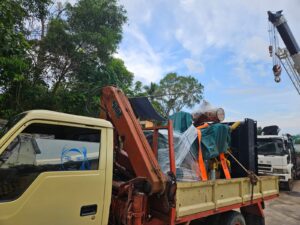 Sore Ini, Dua Mesin Pembangkit Listrik Diangkut Menuju Pelabuhan untuk Dikirim ke Lingga