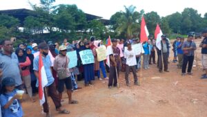 Tidak Terima Adanya Reklamasi, Warga Kampung Panau Unjuk Rasa di Depan PT BSI