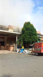 Api Belum Padam Total, Kabut Asap Selimuti Sekitar Kawasan Industri Union Batam