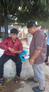 Pengendara Motor Terjatuh Akibat Jalan Licin di Depan Klinik Praysela Bengkong