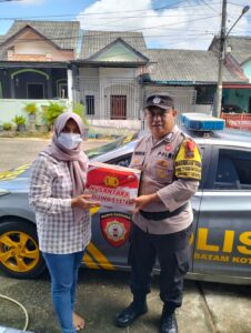 Cooling System Jelang Pemilu, Polsek Batam Kota Beri Bantuan Sembako Kepada Masyarakat Batam Kota