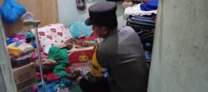 Wujudkan Rasa Peduli Serta Jaga Kamtibmas, Polsek Batu Ampar Kembali Salurkan Bansos ke Warga