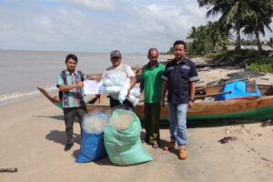 KUB Bintang Timur Bersinar Mukalimus Terima Bantuan Jaring dari PT Timah Tbk, Nelayan Berharap Bisa Tingkatkan Hasil Tangkapan