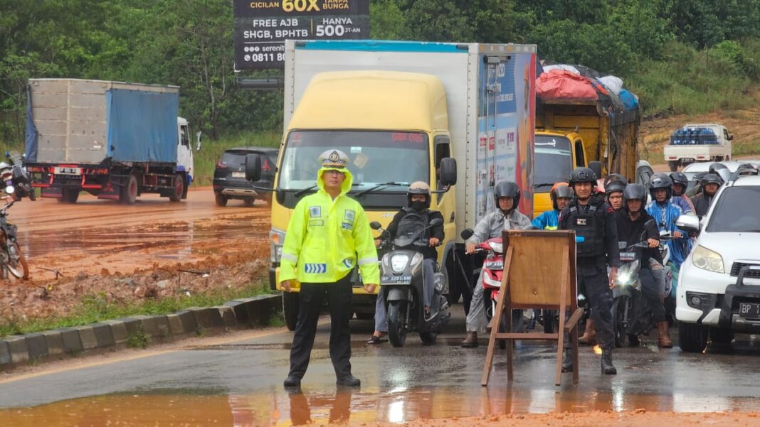 Personel Ditlantas Polda Kepri Dan Satlantas Polresta Barelang Urai Kemacetan Akibat Tanah