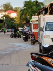 Tukang Parkir Di Pasar Cipta Puri Meresahkan ,Tampa Tiket Dan Seragam Pemilik Motor Di Minta Uang  Secara Paksa