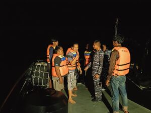 KRI Lepu-861 Selamatkan 6 ABK KLM. Alinza III Yang Tenggelam di Perairan Tanjung Datu
