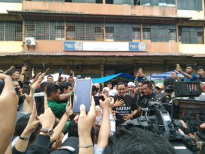 Anies Baswedan Kenakan Kaos Hitam Bertuliskan “BATAM” Saat Blusukan ke Pasar Tos 3000