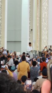Anies Sholat Jum’at Bersama Warga Batam di Masjid Sultan Mahmud Riayat Syah