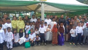 Kunjungi Batam, Mensos Risma Serahkan Akta Lahir dan KIA Kepada Ratusan Anak Panti