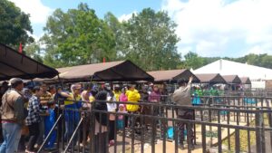 Wakapolri Bagikan Ribuan Bantuan Sembako Kepada Warga Batam