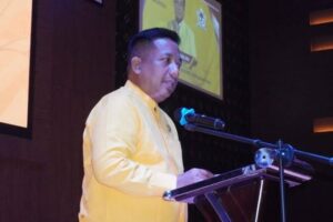 Viral Video! Diduga Ketua Golkar Kepri Akhmad Ma’Ruf Bagikan Uang 1 Juta ke Warga Madura