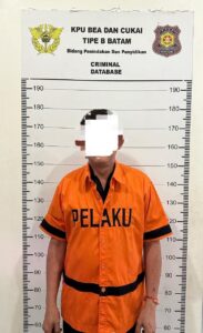 AN Tersangka Penyelundup Puluhan Ribu Mikol Ilegal Resmi Gunakan Baju Oranye