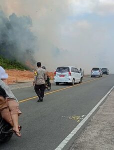 Kebakaran lahan di Bintan, Asap Menutupi Jalan Lintas Barat