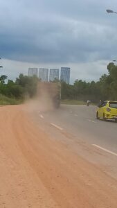 Truk Bermuatan Tanah Tanpa Plat Ugal ugalan Lewati Wilayah Ocarina