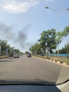 Tumpukan Ban di Belakang  Kawasan Ocarina Batam Terbakar