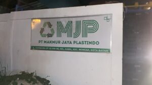 PT Makmur Jaya Plastindo Pabrik Plastik Didepan SPBU Kabil Ludes Terbakar