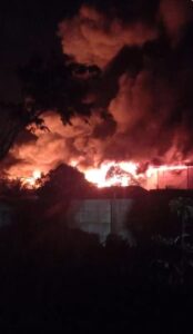 Pabrik Plastik Didepan SPBU Kabil Ludes Terbakar