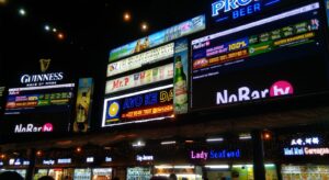 Dua Videotron di A2 Food Court Tampilkan Iklan Judi Online