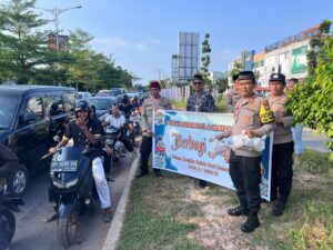 Polsek Batam Kota Bagikan Ratusan Paket Ta’jil Untuk Masyarakat Batam