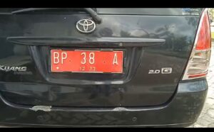 Honorer Pengadilan Tinggi Kepri Diduga Arogan Saat Mengendarai Mobil Dinas Yang Mati Pajak