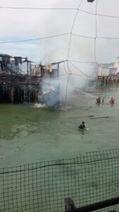 Breaking News ! Diduga Akibat Korsleting Listrik, Rumah di Belakang Padang Ludes Terbakar
